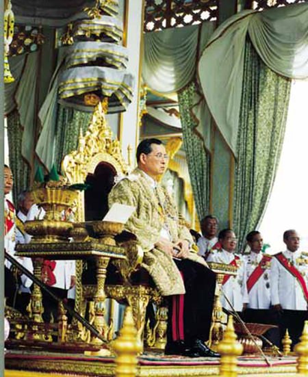 Seine Majestät König Bhumibol Adulyadej der Große wurde am 5. Mai 1950 zum König gekrönt. (Foto mit freundlicher Genehmigung des Büros des königlichen Haushalts)