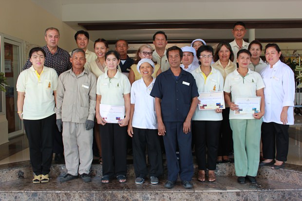 Gemeinschaftsbild nach der Feier mit Generalmanager Rene Pisters (hinten links) und Khun Sunee, (2. Reihe rechts), und andere Mitarbeiter des beliebten Hotels. Gemeinschaftsbild nach der Feier mit Generalmanager Rene Pisters (hinten links) und Khun Sunee, (2. Reihe rechts), und andere Mitarbeiter des beliebten Hotels.