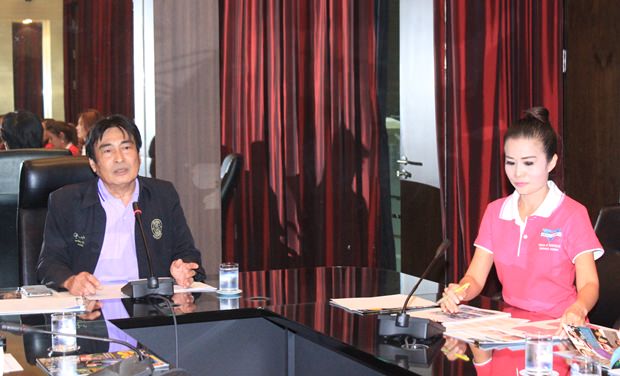 Das Rennen verkünden Vizebürgermeister Ronakit Eakasingh und YWCA Präsidentin Praichit Jetapai Das Rennen verkünden Vizebürgermeister Ronakit Eakasingh und YWCA Präsidentin Praichit Jetapai