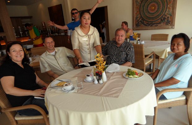 Und Karen Sanchez (links) genießt am Nachmittag ein gutes Essen gemeinsam mit Daniel Becker (2. von links), Rene Pisters (2. von rechts) und „Mutter“ Lek (rechts). In der Mitte eine Bedienung, die die Gäste wahrhaft wie VIPs behandelt. 