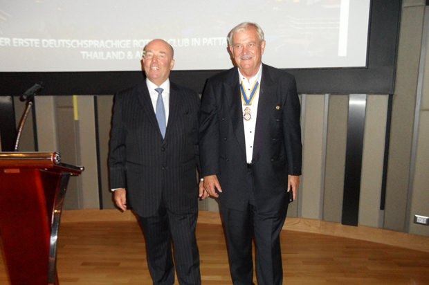 Botschafter Rolf Schulze (links) wird von RC Phönix Präsident Hubert Meier vorgestellt. 