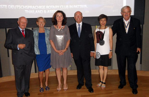 Gruppenbild mit Damen: (von links) Jürgen Schlag mit Gattin Ingeborg, Petronella Schulze-Ganzeboom, Botschafter Rolf Schulze, Rosita und Hubert Meier. 