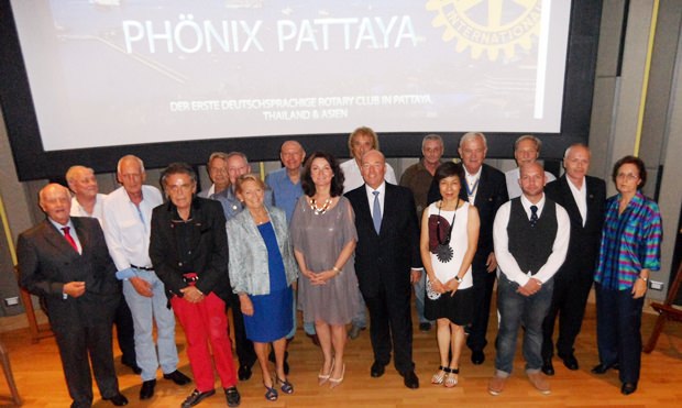 Die anwesenden Mitglieder des Rotary Clubs Phönix Pattaya beim Erinnerungsfoto mit den Ehrengästen.