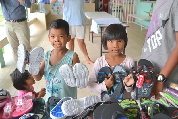 Neue Schuhe für einige Kinder bringen große Freude. 