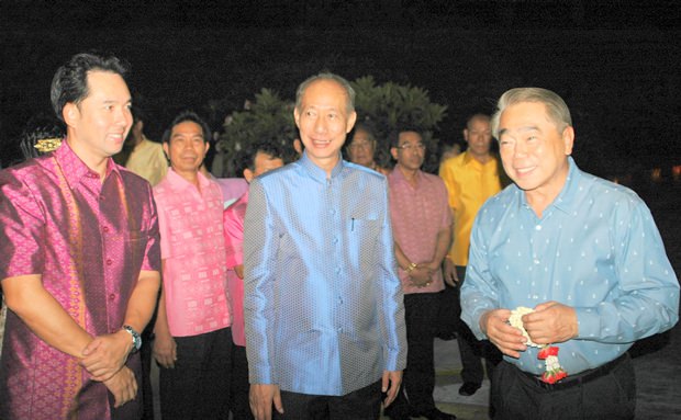 Bürgermeister Ittipol Kunplome, Gouverneur Mr.Komsan Eakachai und Thailands Unterrichtsminister ADM Narong Pipatanasai begrüßen über 200 Gäste aus 11 Staaten in Südostasien. Bürgermeister Ittipol Kunplome, Gouverneur Mr.Komsan Eakachai und Thailands Unterrichtsminister ADM Narong Pipatanasai begrüßen über 200 Gäste aus 11 Staaten in Südostasien.