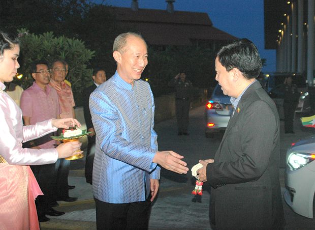 Chonburis Gouverneur Komsan Eakachai begrüßt die Unterrichtsministern aus 11 Staaten. 