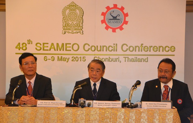 (Von links) Prof. Dr. Pham Vu Luan aus Vietnam,  Admiral Narong Pipatanasai aus Thailand und Dr. Gatot Hari Priowirjanto der SEAMEO Sekretariatsdirektor bei der Pressekonferenz. 