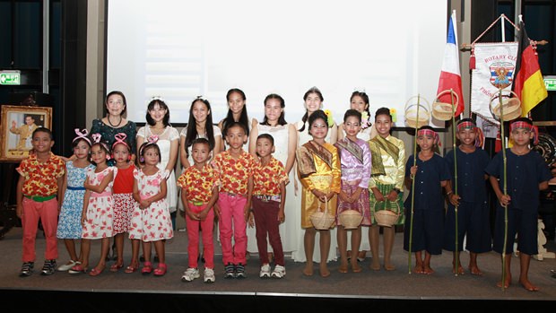 Die Kinder des Child Protection & Development Centers mit Radchada Chomjinda (ganz links). 