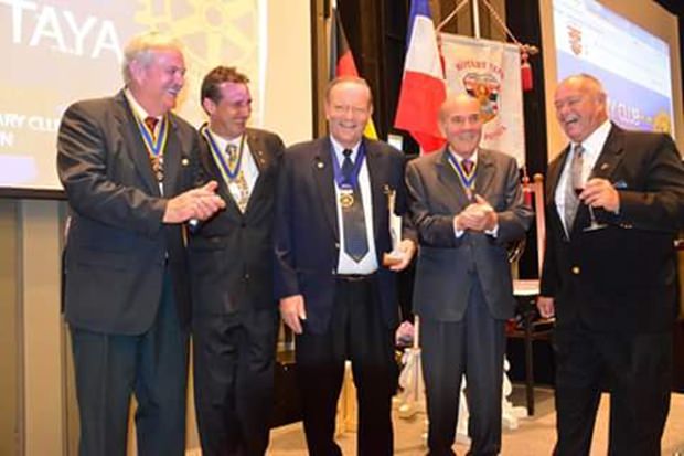 Hier stellen sich alle neuen Präsidenten für das Rotary Jahr 2015-2016 vor: (von links) Hubert Meier (Phönix), Eric Larbouillatt (Marina), Max Rommel (Jomtien), Otmar Deter (e-Club Dolphin) und Rodney James Charman (Eatern Seaboard).