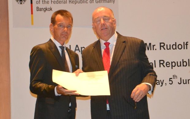 Botschafter Rolf Schulze überreicht Rudolf Hofer dessen Akkreditierungen. 