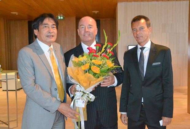  (Von links) Vizebürgermeister Ronakit Ekasingh gratuliert Botschafter Schulze und Honorarkonsul Rudolf Hofer mit Blumen. 