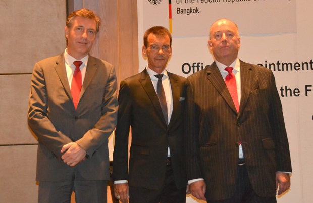 Honorar-Generalkonsul und Honorar-Konsul Rudolf Hofer (Mitte) mit „seinen“ Botschaftern, Mag. Enno Drofenik (links) aus Österreich und Rolf Schulze (rechts) aus Deutschland. 
