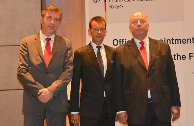 Honorar-Generalkonsul und Honorar-Konsul Rudolf Hofer (Mitte) mit „seinen“ Botschaftern, Mag. Enno Drofenik (links) aus Österreich und Rolf Schulze (rechts) aus Deutschland. Honorar-Generalkonsul und Honorar-Konsul Rudolf Hofer (Mitte) mit „seinen“ Botschaftern, Mag. Enno Drofenik (links) aus Österreich und Rolf Schulze (rechts) aus Deutschland.