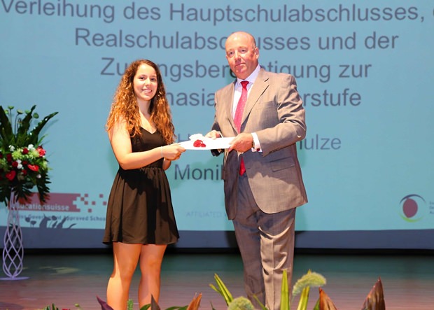 Der Botschafter der Bundesrepublik Deutschland in Thailand, S. E. Rolf Schulze, übergibt die Diplome für die deutschen Abschlüsse der Sekundarstufe I. 