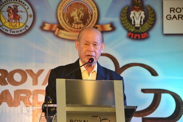 Polizei Generalmajor Jaruk Arajchakaran, der auch der Vizepräsident und Sekretär des Olympischen Komittees Thailand ist, eröffnete das Muskel-Spektakel. Polizei Generalmajor Jaruk Arajchakaran, der auch der Vizepräsident und Sekretär des Olympischen Komittees Thailand ist, eröffnete das Muskel-Spektakel.