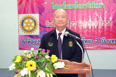 Vizebürgermeister Wattana Jantarawaranon und RC Pattaya Präsident Satienpong Kamnon übergeben Stipendien an Schüler des Redemptoristen Center und an Schüler aus allen 11 Schulen Pattayas. 