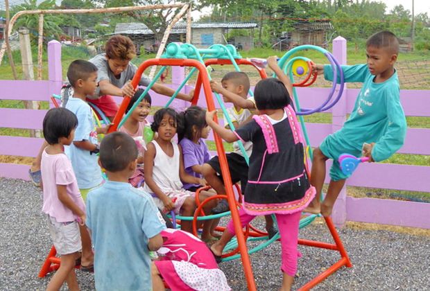 Die Kinder freuen sich sehr über den neuen Spielplatz. 