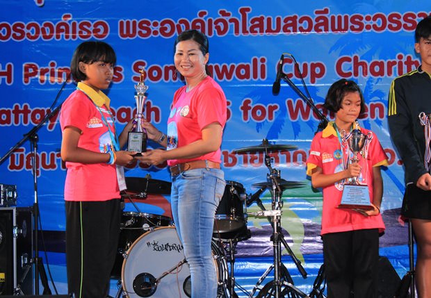 Noi Emerson übergibt als Repräsentantin des Pattaya Sports Club die Trophäen an einen Sieger. 