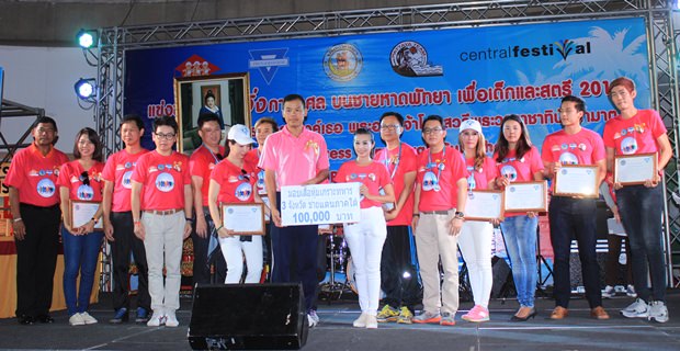 YWCA Pattaya Präsidentin Praichit Jetapai übergibt 100.000 Baht für den Kauf von kugelsicheren Westen für Grenzsoldaten im Süden Thailands.