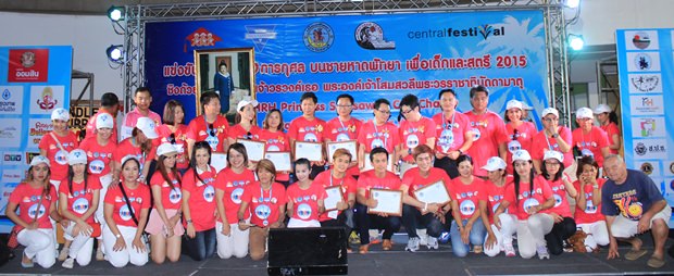 Mitglieder vom Bangkok-Pattaya YWCA  beim Gruppenfoto mit anderen Organisationen. 