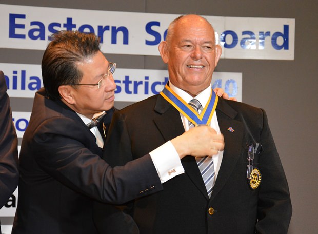 Distrikt Gouverneur Vivat Pipatchaisiri setzt Rodney James Charman als Präsident des Rotary Club Eastern Seaboard in Amt und Würden. 