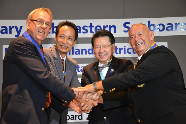 Rotariar vereint im Dienst der Hilfeleistungen: Russell Iffland, Vutikorn Kamolchote, DGE Vivat Pipatchaisiri und Rodney Charman. Rotariar vereint im Dienst der Hilfeleistungen: Russell Iffland, Vutikorn Kamolchote, DGE Vivat Pipatchaisiri und Rodney Charman.