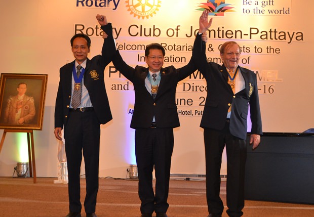 Distrikt Gouverneur gratuliert dem scheidenden Pärisdenten des Rotary Clubs Jomtien Pattaya, Vutikorn Kamolchote und seinem Nachfolger, Präsident Max Rommel.