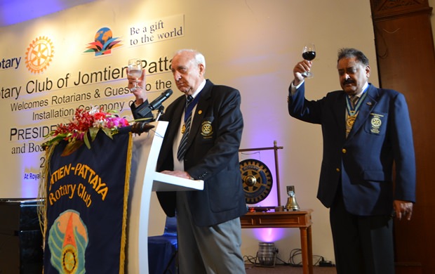 Dennis Stark und Ex-Distrikt-Gouverneur Peter Malhotra erheben ihr Glas zum Toast auf Rotary International. Dennis Stark und Ex-Distrikt-Gouverneur Peter Malhotra erheben ihr Glas zum Toast auf Rotary International.