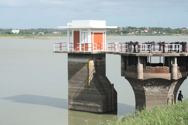 Das Wasser im Maprachan See ist gelb verfärbt und der Wasserpegel ist sehr niedrig und der See weist einige trockene Stellen auf. Das Wasser im Maprachan See ist gelb verfärbt und der Wasserpegel ist sehr niedrig und der See weist einige trockene Stellen auf.