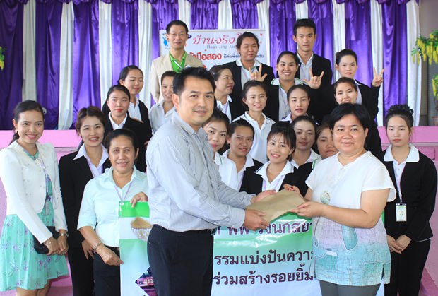 Chokchai Wongchakpat übergibt eine Spende von 19.500 Baht an Direktorin  Piengtha Chumnoy. 