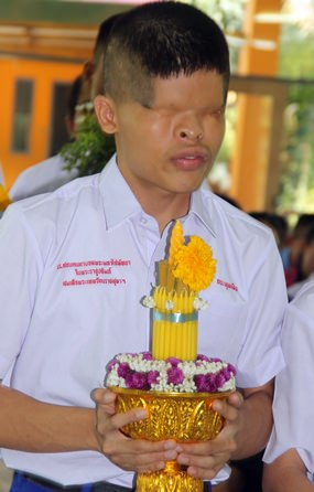 Nun mit 19 Jahren übergibt Jakpan ein Geschenk an seine Lehrer. 
