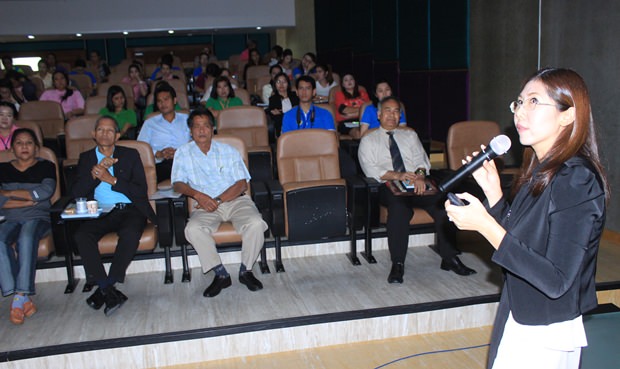 Dr. Pavinee Teerakarunwong hatte den Vorsitz bei dem Seminar. 