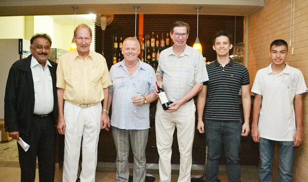 (Von links) Peter Malhotra, der geschäftsführende Direktor der Pattaya Mail Media Group, Generalmanager Helmut Zimmermann, Gudmund Eiksund, der geschäftsführende Direktor der Norwegian Properties Group, Jan, Kevin und Matthew Aamlid.