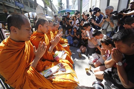 Buddhistische Mönche beten beim Erawan Schrein.(AP Photo/Sakchai Lalit) Buddhistische Mönche beten beim Erawan Schrein.(AP Photo/Sakchai Lalit)