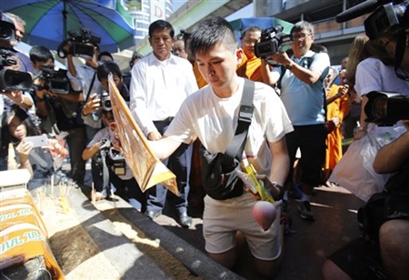 Ein Junge aus Singaput, der seinen Namen nicht preisgeben wollte, sagte, dass seine Mutter beim Bombenanschlag ums Leben kam. (AP Photo/Sakchai Lalit)