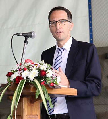 Der Chargé d‘affaires der Deutschen Botschaft, Seine Exzellenz Herr Dr. Peer Gebauer, während seiner Ansprache.