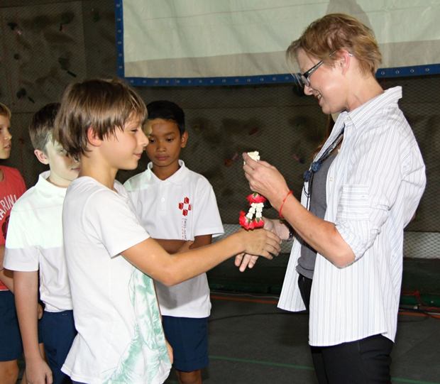 Die Primarstufenleiterin Johanna Vänskä heißt die neuen Primarschüler willkommen. 