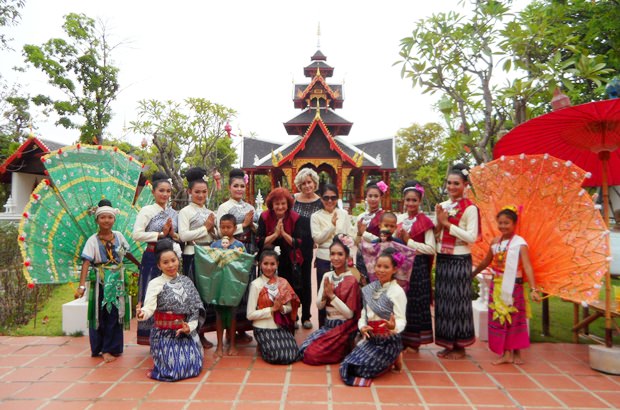 Annett Susen Tönnis und Elfi Seitz beim Gruppenbild mit Tänzern des Thai Thani. Annett Susen Tönnis und Elfi Seitz beim Gruppenbild mit Tänzern des Thai Thani.