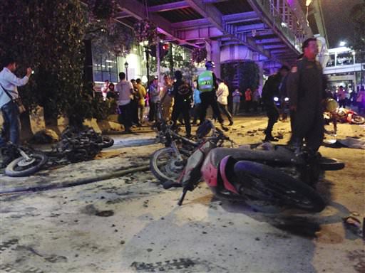 Motorräder liegen verstreut und kapuut am Boden. (AP Foto/Jerry Harmer)