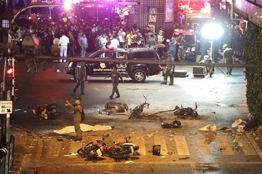 Ein Polizist sammelt Bruchstücke von der Explosion auf. (AP Foto/Mark Baker)