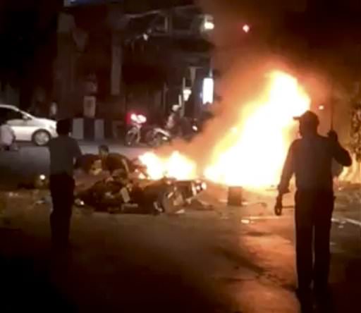 Flammen schlagen nach der Explosion hoch. (Mongkol Nunthalikitkun via AP)