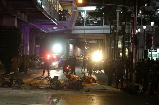 Die Kreuzung beim Erawan Schrein ist voll mit verstreuten Motorrädern und Schutt. (AP Foto/Sackchai Lalit)