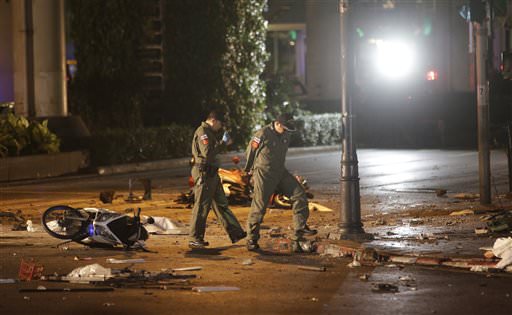 Untersuchungsbeamte inspizieren die schreckliche Explosionsgegend. (AP Foto/Sackchai Lalit)