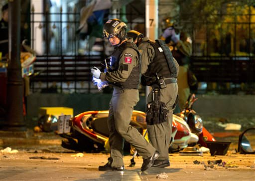 Die Polizei sucht nach Beweisstücken nach der Explosion. (AP Foto/Mark Baker)