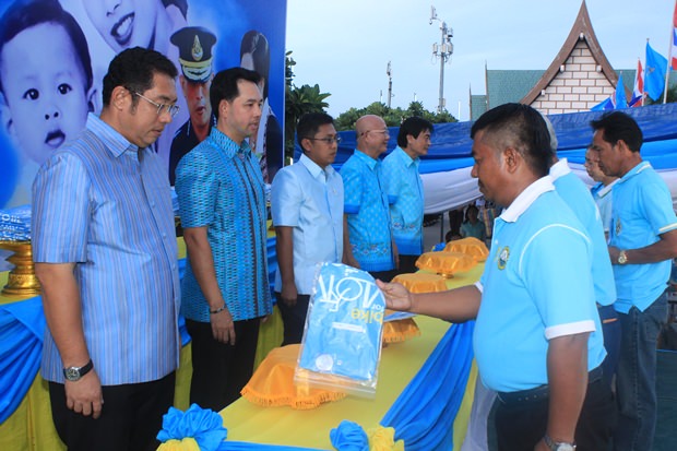Sontaya Kunplume und Bürgermeister Ittipol Kunplome verteilen begehrte T-Shirts. 