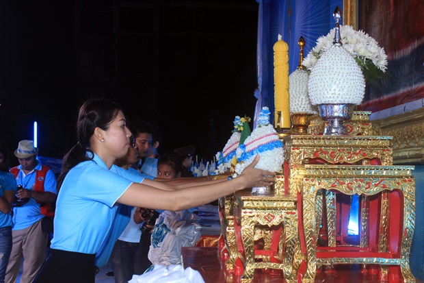Nutsara Duangsri von Pattaya Mail stellt Blumen vor dem Bildnis der Königin ab. , 