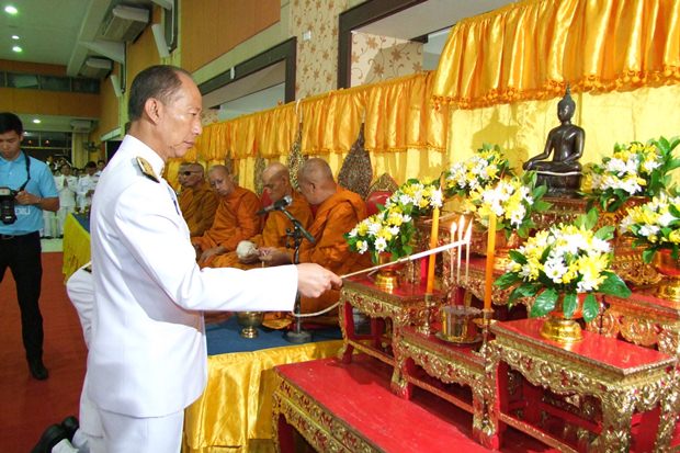Chonburis Gouverneur Komsan Eakchai leitete die Feiern in Chonburi. 
