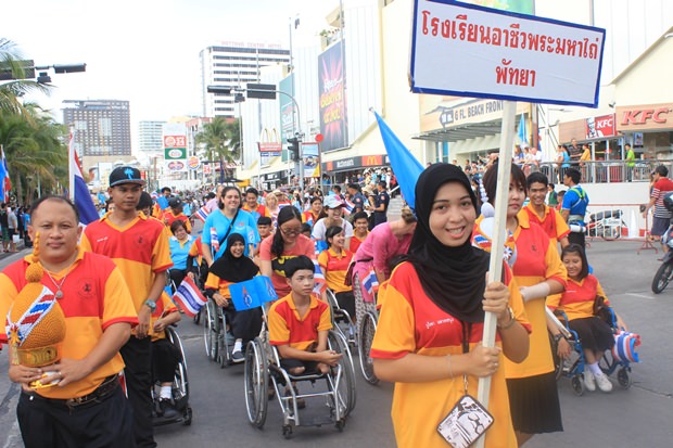 Studenten der Redemptorist Schule Pattaya nehmen an der Parade teil. 