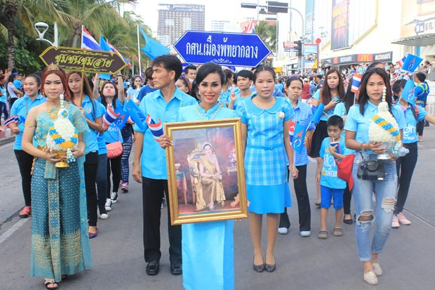 Viele Bürger aus verschiedenen Gemeinden Pattayas nehmen teil. 