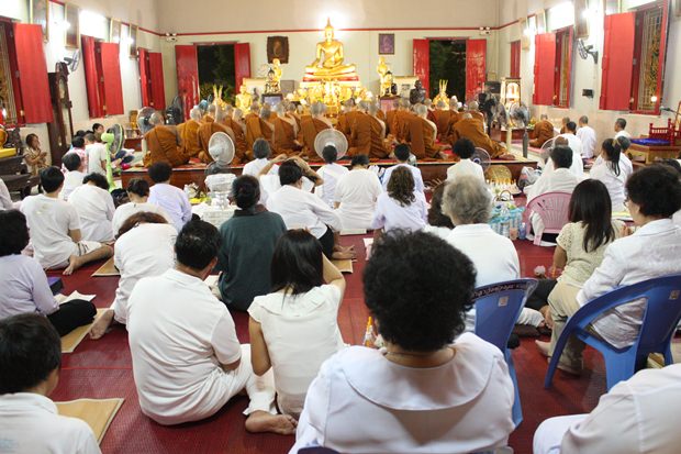 Die Wien Tien Zeremonie im Wat Chonglom Naklua. 